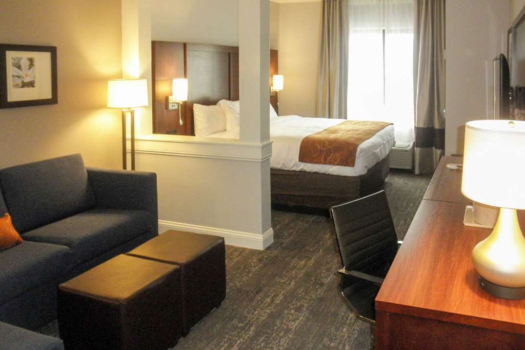 Comfort Suites North توبيلو الغرفة الصورة